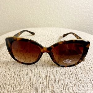 SOLD Oscar De La Renta Sunglasses Tortoise Shell /Cat eye /animal print
